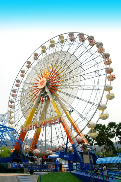 Красочное колесо обозрения в парке развлечений с голубым небом . — стоковое фото