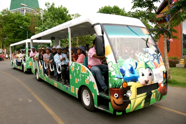 Autobusovou dopravu do zábavního parku. — Stock fotografie