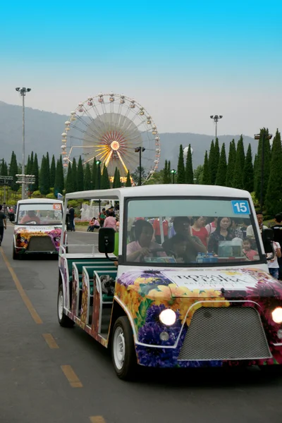 Servicio de autobús de traslado en el parque de atracciones con fondo de rueda ferris colorido y cielo azul . —  Fotos de Stock