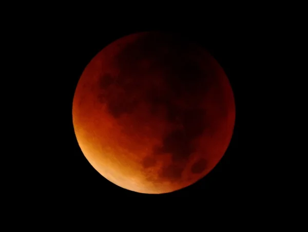 Lune rouge - phase finale d'une éclipse lunaire totale — Photo