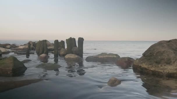 Breakwater κατά τη διάρκεια της ηρεμίας στη Βαλτική ακτή. — Αρχείο Βίντεο