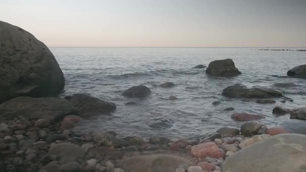 Panorama. Stony coast of the Baltic Sea during calm periods. — Stock Video