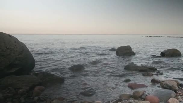 Panorama. Stony coast of the Baltic Sea during calm periods. — Stock Video