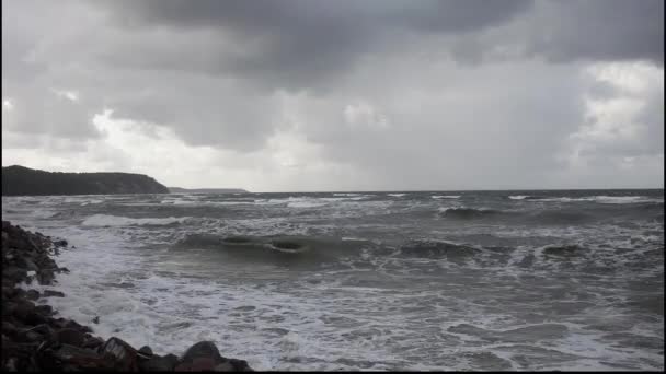 Bouřlivé počasí na pobřeží Baltského moře — Stock video