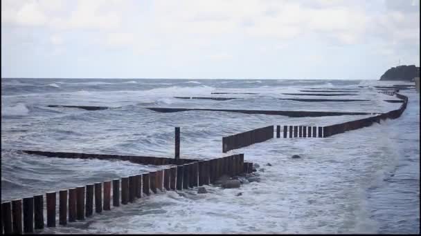 Waves crashing on breakwaters on the Baltic Sea coast. — Stock Video