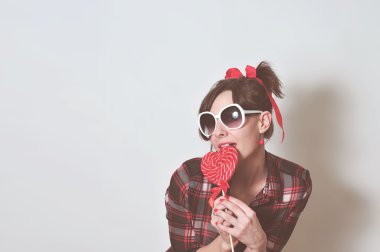 bir kalp şeklinde şeker kız