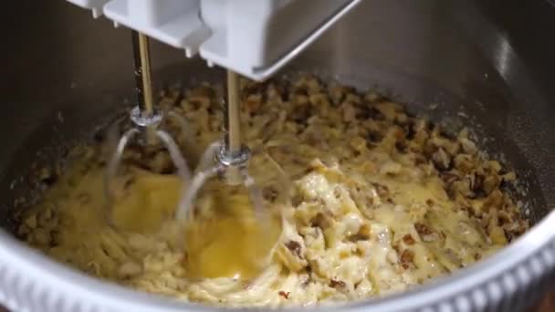 Pasta Fatta Casa Torta Arachidi Utilizzando Miscelatore Elettrico — Video Stock