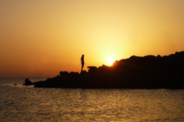 Menorca içinde güneş ışığı ile kız