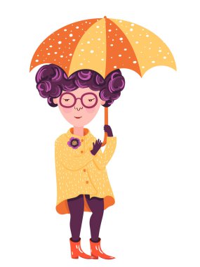 Sarı yağmurluk ve gözlüklü komik küçük bir kız