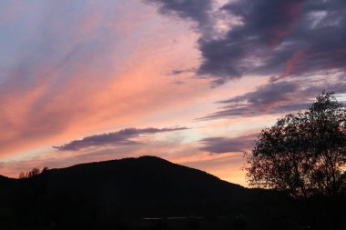 Dağlarda gün batımı