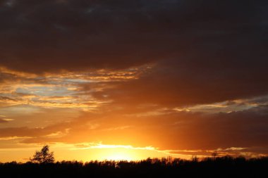 Bulutlarda gün batımı