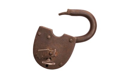 Beyaz arka planda, anahtar kilit içinde izole eski paslı açılan asma kilit.