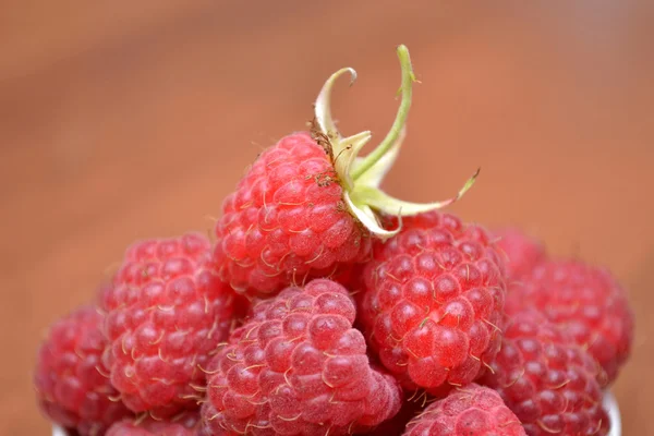 Raspberries on a wooden table. Natural texture. — Stock Photo, Image