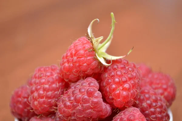 Himbeeren auf einem Holztisch. natürliche Textur. — Stockfoto