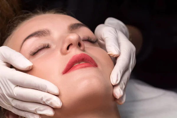 Fiatal Egy Szépségszalonban Kozmetikus Arctisztító Műtétet Végez — Stock Fotó