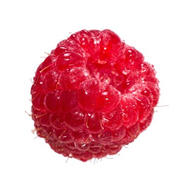 Taze olgun ahududu ve beyaz arka planda izole edilmiş su damlaları. Makro çekim