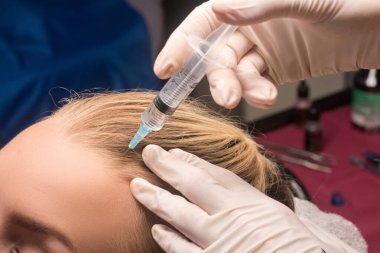 Saç terapisi. Kuafördeki tıbbi prosedür...