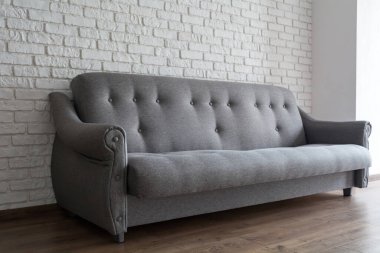 Odadaki gri kanepe. Modern iç mimari.