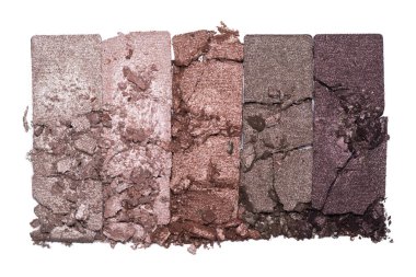 Beyaz arka planda izole edilmiş göz farı örneği. Ezilmiş kahverengi metalik göz farı. Bir makyaj ürününün kapanışı.