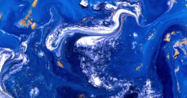 Lüks sıvı resim arka planı. Dökülmüş mavi, beyaz ve altın akrilik boya. Sıvı mermer. 