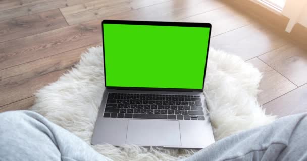 Computer portatile di schermo verde che si siede su un lavoro familiare — Video Stock