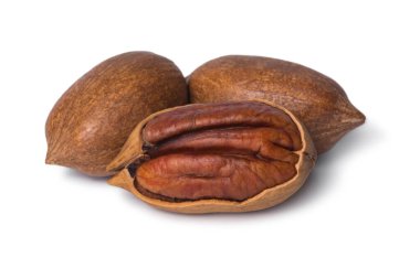 Fındık fıstığı beyaz arka planda izole edilmiş. Ceviz kabuklu ve soyulmuş.