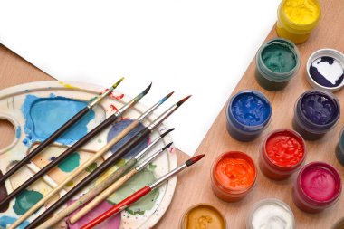 İşyeri ressam, el, bir fırça ile guaj, tuval resmi, palet, arka plan sanat için kavanozlar