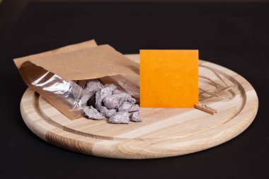 Ev yapımı pancar pastili. Rahatlatıcı yemekler, güz malzemeleri. Kavanozda şeker. Pancarın üstünde pancar