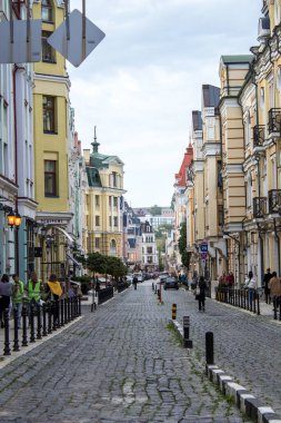 Eski, modern, lüks, renkli şehir binaları. Seksen mahalleden çok renkli evler.