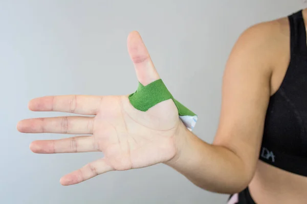 Kinezyotaping Medycyna Rehabilitacja Taśmie Barwnej Kobiety — Zdjęcie stockowe