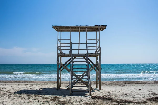 Torre de salvavidas de madera en la playa de mar negro. Hermosa vista — Foto de Stock