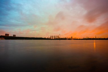 Nehrin üzerinde gün doğumu Güzel manzara
