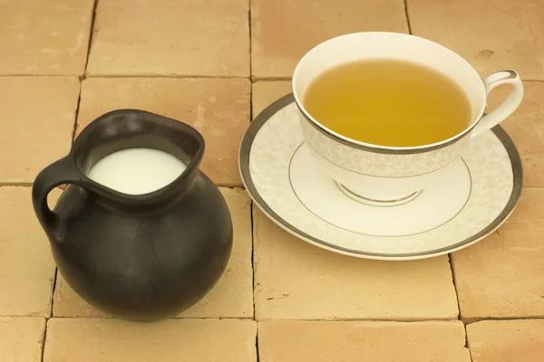 Pişmiş toprak tabloda çay