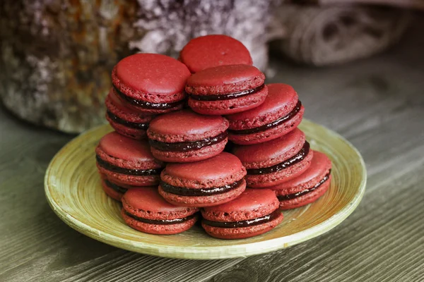 Tahta bir masada makarna.