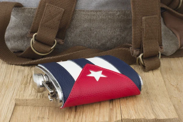 Φιάλη με τη σημαία της Κούβας και το σακίδιο — Φωτογραφία Αρχείου