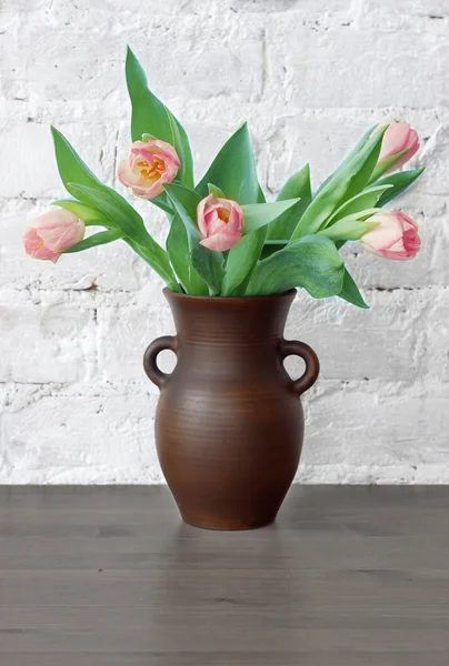 bir sürahi içinde Pembe Laleler