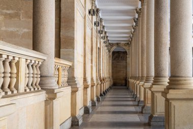 Karlovy Vary 'de beyaz kumtaşından yapılmış açık galeri