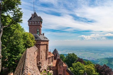 Alsace 'deki Hohkoenigburg' da Ren ovasını kuş bakışı gören bir yer.