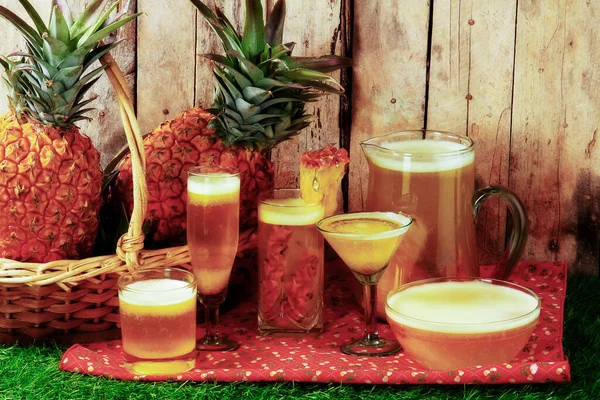 Cesta Com Abacaxis Com Óculos Vaso Vidro Sobre Fundo Madeira — Fotografia de Stock