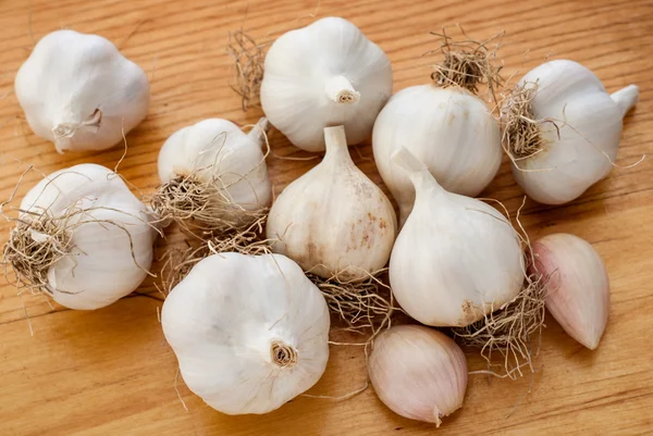 Whole garlic and cloves — Stock Photo, Image