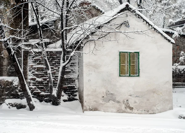 Casa cubierta de nieve — Foto de Stock