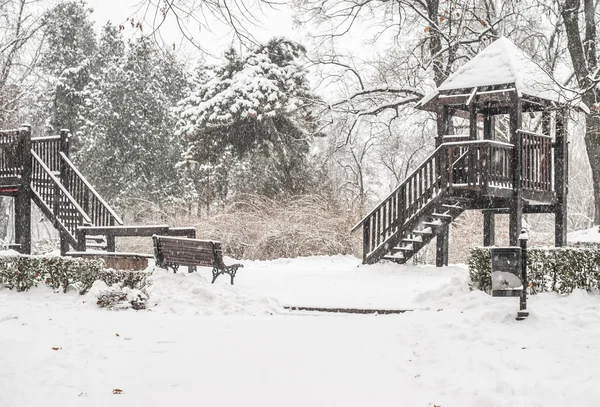 Parco giochi per bambini neve coperta — Foto Stock