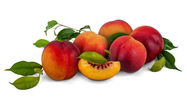 Rijp nectarines met bladeren — Stockfoto