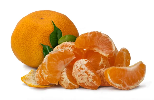 Mandarijn sinaasappelen met segmenten — Stockfoto