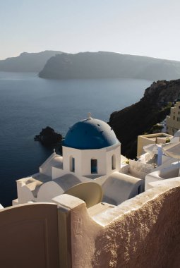 Oia 'daki ünlü mavi kilise kubbeleri, Yunanistan' ın Santorini kentindeki manzara.