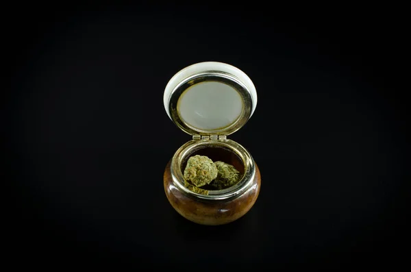Erba Gemme Cannabis Vaso Ceramica Isolato Sfondo Nero Foto Alta — Foto Stock