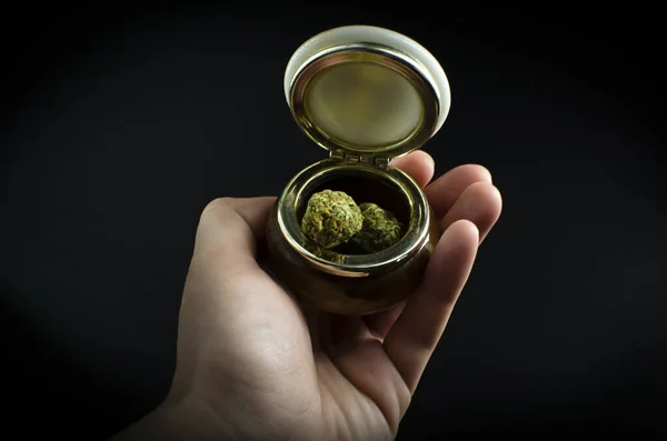 Erva Cannabis Buds Jarro Cerâmica Isolado Sobre Fundo Preto Foto — Fotografia de Stock