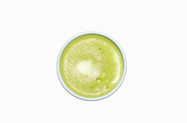 Matcha, fincanda yeşil çay. beyaz izole arka plan. Kapatın. Üst görünüm.