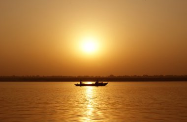 Gün batımında balıkçı teknesi