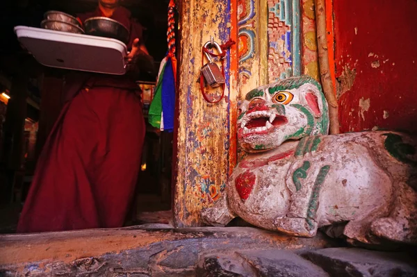 Mönch im Hemis-Kloster — Stockfoto